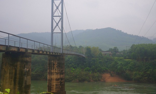 Nhiều cây cầu treo trên địa bàn tỉnh Quảng Bình dù đã hết hạn sử dụng vẫn đang phải "gồng mình" kéo dài tuổi thọ.