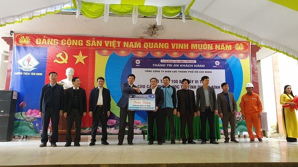 Đại diện EVN TP HCM trao 100 bộ máy vi tính cho các trường học tỉnh Quảng Bình.