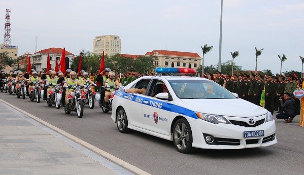 Các lực lượng Công an tỉnh Quảng Bình đã đồng loạt diễu hành biểu dương lực lượng tấn công, trấn áp tội phạm trên phạm vi toàn tỉnh.
