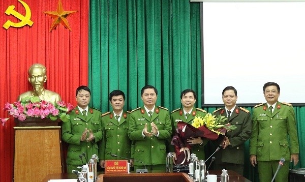 Đại tá Nguyễn Tiến Hoàng Anh – Phó Giám đốc Công an tỉnh Quảng Bình tặng hoa chúc mừng và trao thưởng nóng 10 triệu đồng cho Ban chuyên án.

