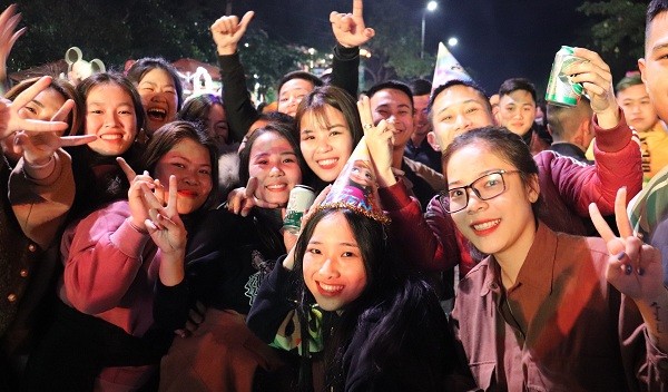Rất đông các bạn trẻ đến tham gia Chương trình chào đón năm mới 2021 tại trung tâm thị trấn Phong Nha.