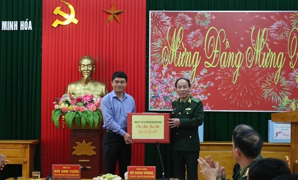 Trung tướng Đỗ Danh Vượng đến thăm và tặng quà chính quyền huyện Minh Hóa.