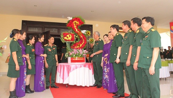 Hội phụ nữ Bộ CHQS tỉnh thi cắm hoa nghệ thuật chào mừng Đại hội.