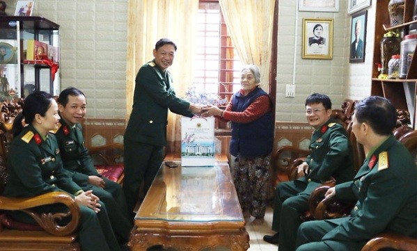 Thăm, tặng quà Anh hùng Lực lượng vũ trang nhân dân Kan Lịch.