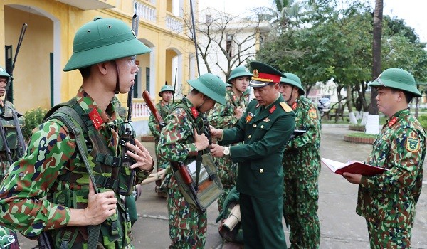 Trung tá Phan Thắng, Phó Chỉ huy trưởng – Tham mưu trưởng Bộ CHQS tỉnh kiểm tra công tác SSCĐ Đại đội 18 Thông tin