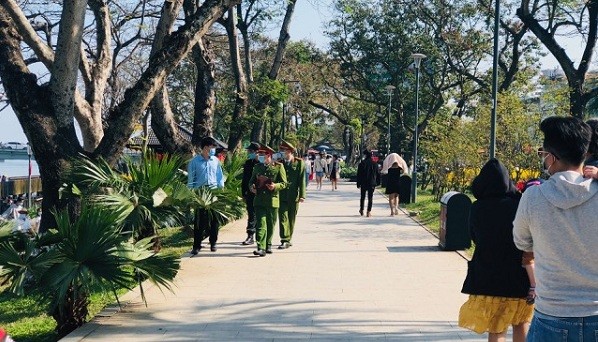 5 trường hợp không đeo khẩu trang nơi công cộng đã bị lực lượng công an thành phố Huế xử lý.