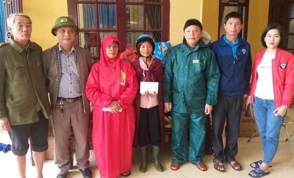 Ông Phan Thanh Miên (thứ 2 bên phải) vừa được Chủ tịch nước truy tặng Huân chương Lao động hạng Ba.