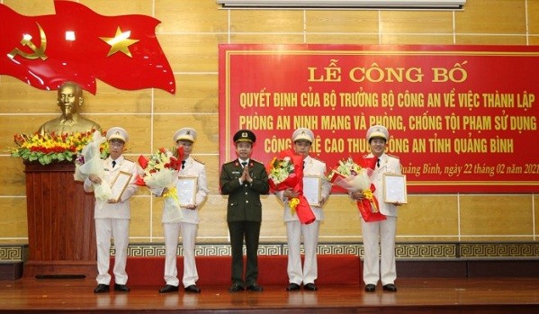 Đại tá Nguyễn Tiến Nam – Giám đốc Công an tỉnh thừa ủy quyền của Bộ trưởng BCA trao quyết định và tặng hoa chúc mừng BCH Phòng An ninh mạng và phòng chống tội phạm công nghệ cao.
