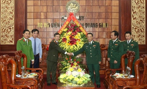 Đại tá Nguyễn Tiến Nam –  Giám đốc Công an tỉnh Quảng Bình cùng đoàn chúc mừng ngày thành lập lực lượng BĐBP Việt Nam.