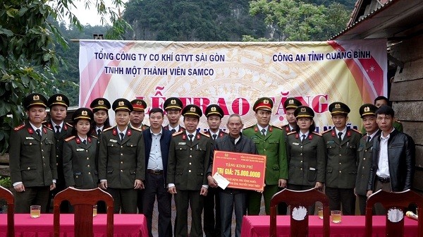 Công an tỉnh Quảng Bình trao tiền hỗ trợ cho gia đình ông Nguyễn Ngọc Thìn.