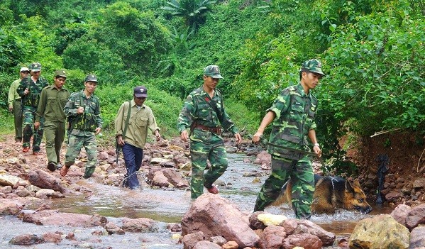 Các cán bộ chiến sĩ Đồn Biên phòng Cà Ròong phối hợp với dân quân địa phương tuần tra tuyến biên giới.