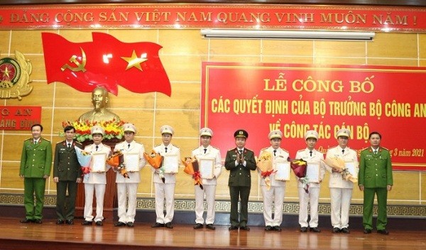 Lãnh đạo Công an tỉnh Quảng Bình tặng hoa chúc mừng các đồng chí được điều động nhận nhiệm vụ trưởng phòng, trưởng huyện.