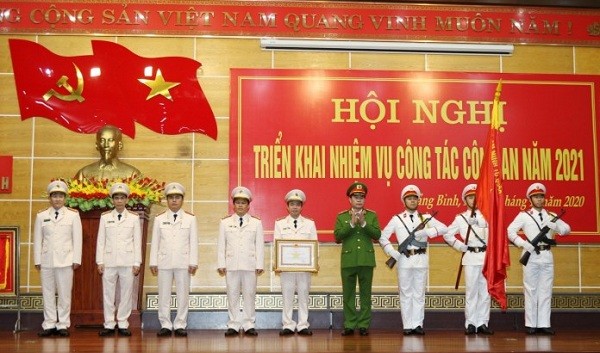 Thừa ủy quyền của Chủ tịch nước, Thiếu tướng Lê Quốc Hùng, Thứ trưởng Bộ Công an trao Huân chương Quân công hạng Nhì cho Công an tỉnh Quảng Bình.