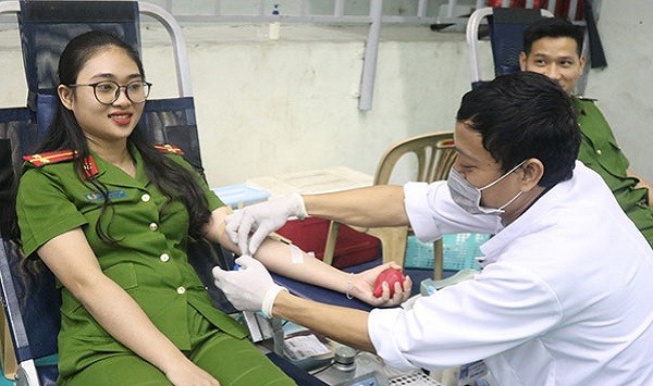 Cán bộ chiến sĩ Công an Quảng Bình hiến máu nhân đạo.