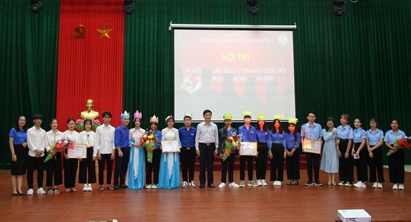 Thầy Võ Khắc Hoan – Q. Hiệu trưởng Trường Cao đẳng Luật miền Trung trao giải cho các đội thi.