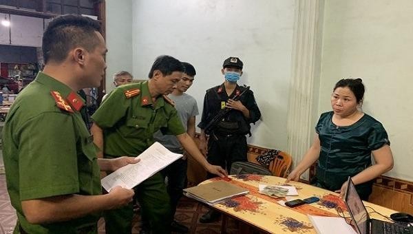 Cơ quan CSĐT Công an tỉnh Quảng Bình thi hành lệnh khám xét khẩn cấp nơi ở của đối tượng Nguyễn Thị Thanh Hương.
