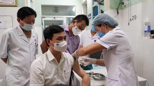 Ông Nguyễn Đức Cường, Giám đốc Sở Y tế Quảng Bình tiêm vaccine Covid-19.