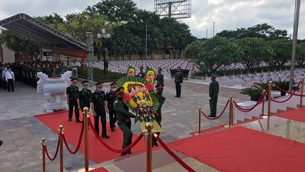 Các đại biểu dâng vòng hoa, thắp hương tưởng niệm và dành phút mặc niệm trước anh linh của các liệt sỹ Quân tình nguyện, Chuyên gia Việt Nam hy sinh tại Lào.