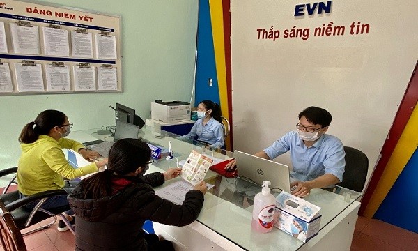 PC Quảng Bình  thực hiện các biện pháp phòng chống dịch khi giao tiếp với khách hàng.