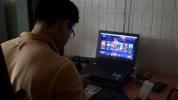 Lực lượng công an kiểm tra máy tính tại nhà đối tượng Võ Hữu Song.