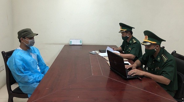 Cán bộ Đồn Biên phòng CKQT Cha Lo làm việc với đối tượng Bùi Văn Thanh.