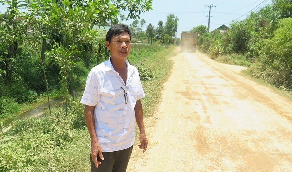Ông Lê Hồng Phong bức xúc với tuyến đường bụi do các xe chở đất thi công.
