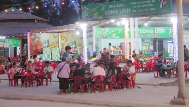 Hàng quán trên bãi biển Thuận An vẫn nhận khách đông hơn quy định nhiều lần bất chấp quy định phòng dịch.