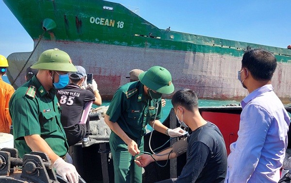 Lực lượng chức năng tiến hành kiểm tra y tế cho các thuyền viên sau khi tiếp nhận.
