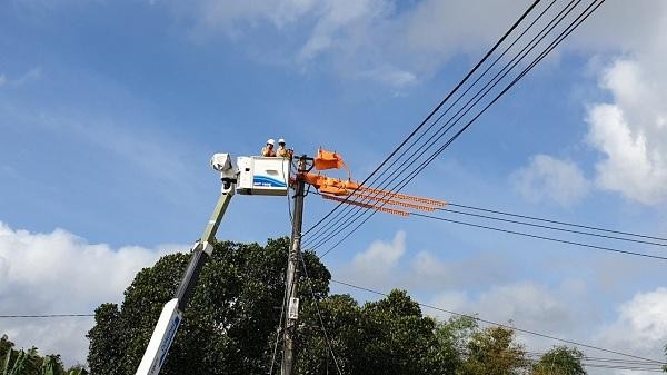 Công nhân ngành điện Quảng Bình kiểm tra hệ thống lưới điện đảm bảo cung ứng điện năng mùa nắng nóng.