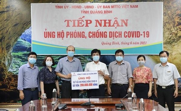 Lãnh đạo Công ty Điện lực Quảng Bình trao tiền ủng hộ cho quỹ phòng, chống dịch COVID-19 của tỉnh.
