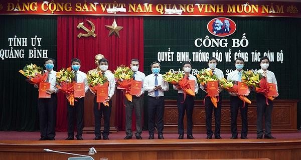 Bí thư Tỉnh ủy Quảng Bình Vũ Đại Thắng trao quyết định và tặng hoa chúc mừng 8 cá nhân được điều động, phân công, chỉ định và bổ nhiệm.