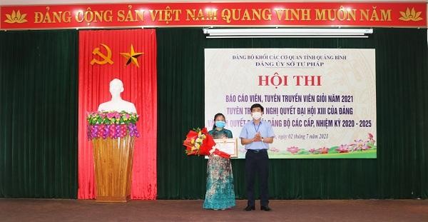 Ông Trần Chí Tiến - Bí thư Đảng ủy, Giám đốc Sở Tư pháp, Trưởng Ban Tổ chức Hội thi trao giải Nhất cho thí sinh Đặng Lê Thuỳ Trang.