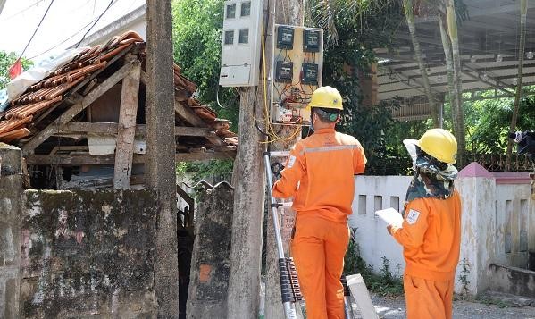 Nhân viên PC Quảng Bình kiểm tra vi phạm sử dụng điện.