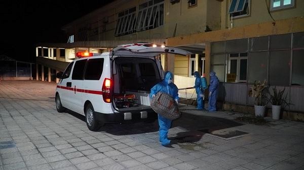 Sau khi có kết quả xét nghiệm dương tính với SARS-CoV-2, anh M. đã được đưa về bệnh viện dã chiến tỉnh Quảng Bình để điều trị.