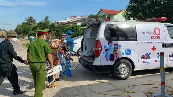 Lực lượng công an và tình nguyện viên 'chuyến xe 0 đồng' tại Quảng Bình hỗ trợ đưa anh Nam về Thanh Hóa. 