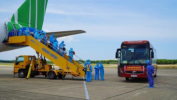 Chuyến bay mang số hiệu QH9206 chở gần 200 người từ TP HCM và các tỉnh phía Nam về Quảng Bình.
