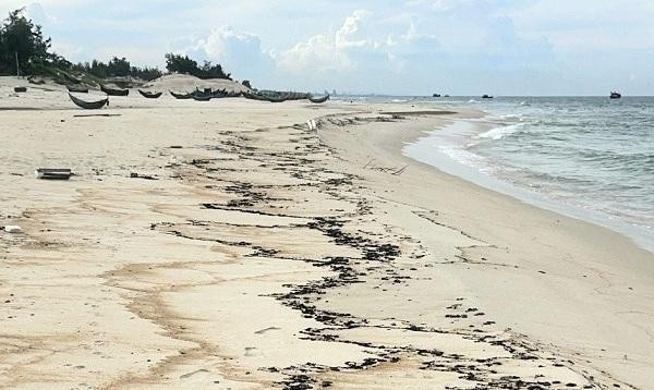 Vệt dầu loang xuất hiện tại một số xã ven biển tỉnh Quảng Bình. 