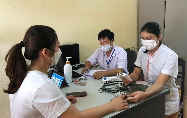 Nhân viên y tế Quảng Bình triển khai khám sàng lọc trước khi tiêm vaccine COVID-19.