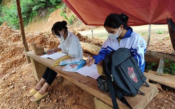 Hai chị em Son và Huyền học online dưới chiếc lán dựng tạm cách bản Bạch Đàn, xã Lâm Thủy 5km.