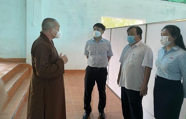 Thầy Thích Thiện Mỹ giới thiệu với lãnh đạo tỉnh Thừa Thiên Huế về khu cách ly tập trung hỗ trợ các hoàn cảnh khó khăn tại chùa Diệu Ngộ. 
