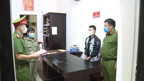Lực lượng công an đọc lệnh bắt giữ đối tượng Lê Thanh Phụng.