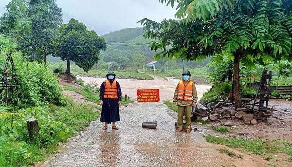 Cán bộ Đồn Biên phòng CKQT Cha Lo lập rào chắn, canh gác đảm bảo an toàn tại tuyến đường vào bản Ka Ai, xã Dân Hóa, huyện Minh Hóa, tỉnh Quảng Bình bị ngập lụt chia cắt.