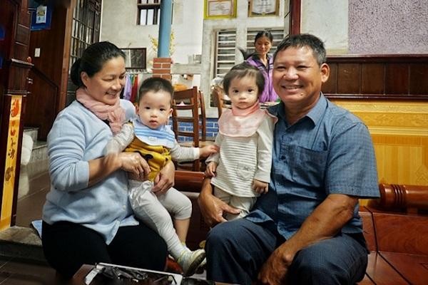 Ông Quang và vợ là bà Nguyễn Thị Thu Thủy những người cha người mẹ tái sinh sưởi ấm cho các cánh cò mồ côi đang vui với các cháu của mình.