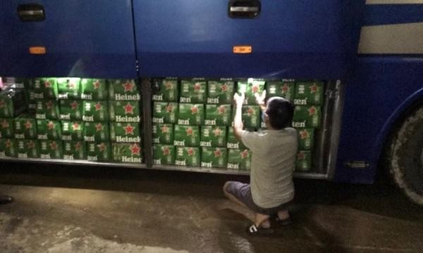 Hàng trăm thùng bia không rõ nguồn gốc xuất xứ bị lực lượng chức năng huyện Quảng Ninh phát hiện.