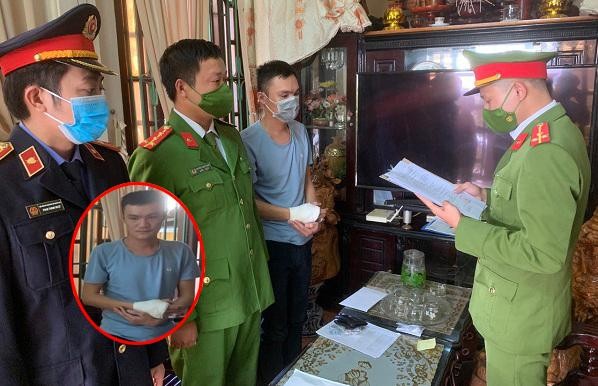 Lực lượng chức năng đọc các quyết định khởi tố và khám xét nơi ở của Phạm Duy Khánh.