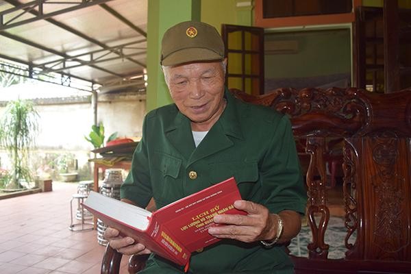 Thông qua một vài người bạn và đồng đội cũ, Anh hùng Lực lượng vũ trang Nhân dân Nguyễn Xuân Giang phát hiện bản thân là liệt sỹ trong một cuốn sách.