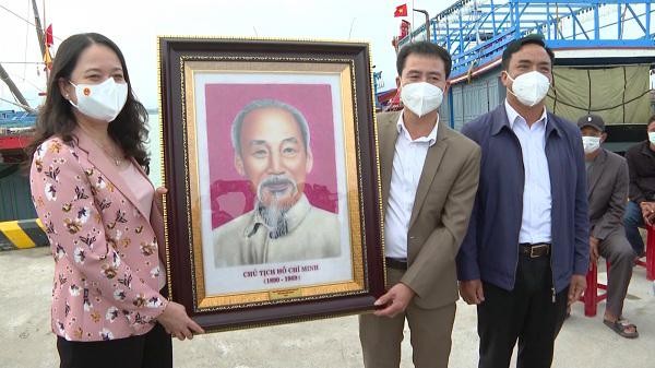 Phó Chủ tịch nước Võ Thị Ánh Xuân tặng tranh Bác Hồ cho UBND phường Quảng Phúc, TX Ba Đồn.