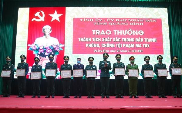 Đại tá Lê Văn Tiến tặng giấy khen của Bộ Chỉ huy BĐBP Quảng Bình cho các tập thể, cá nhân có thành tích xuất sắc trong chuyên án QB1121.