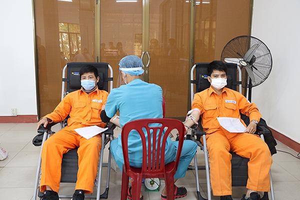 Công nhân viên ngành điện Quảng Bình hăng hái tham gia hiến máu. 