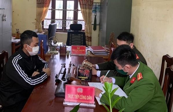 Qua công tác tuyên truyền, người dân tại huyện Quảng Ninh tự nguyện đến cơ quan công an để giao nộp vũ khí, pháo nổ.